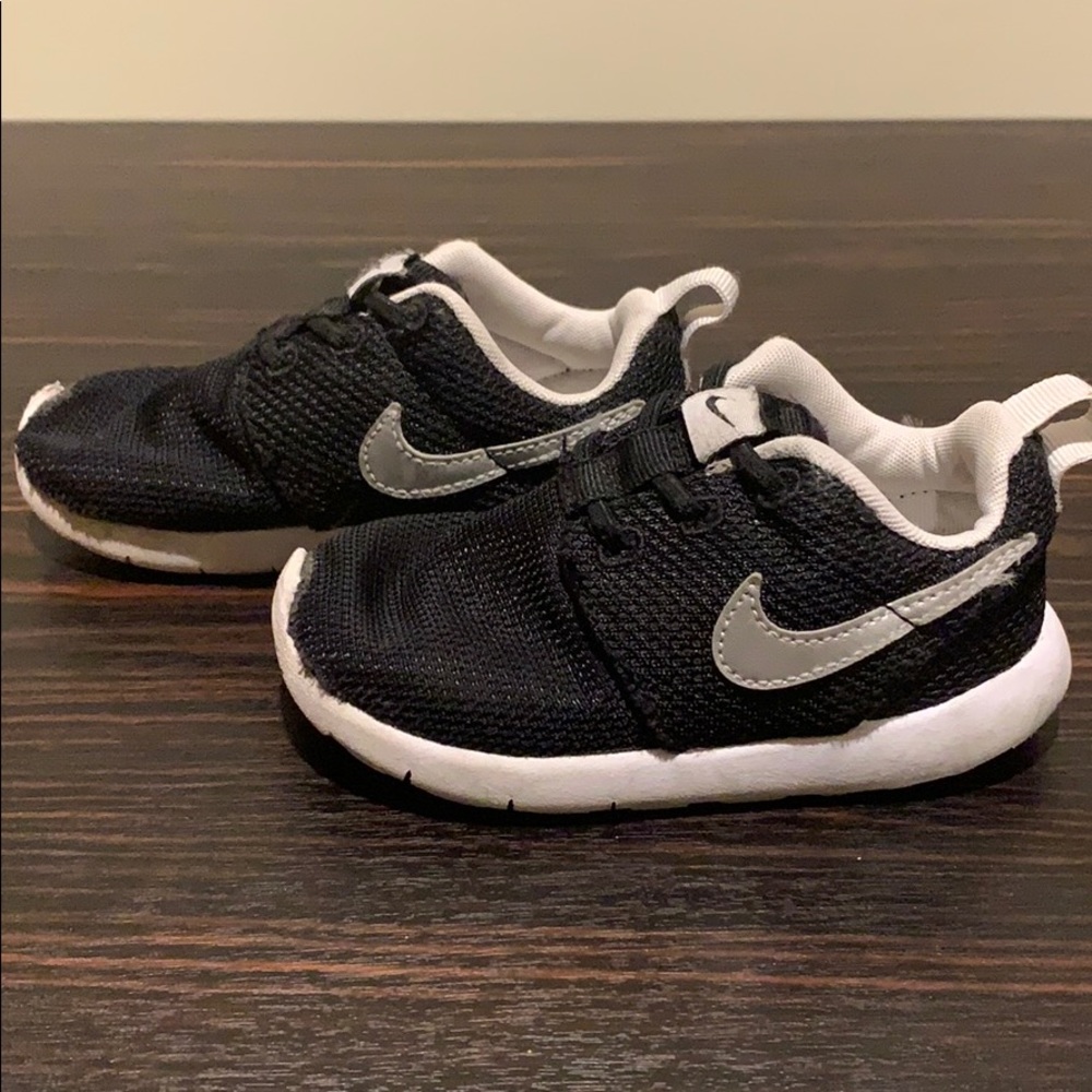 Nike roshe one black silver 7c 7